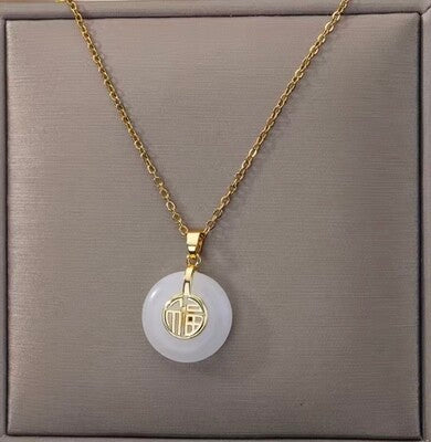 Jade pendant & necklace (white)